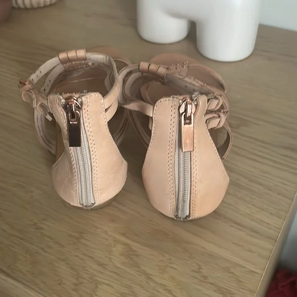 ♥️⭐️♥️⭐️ Blush leather sandals from Dolce Vita - Picture 3 of 3